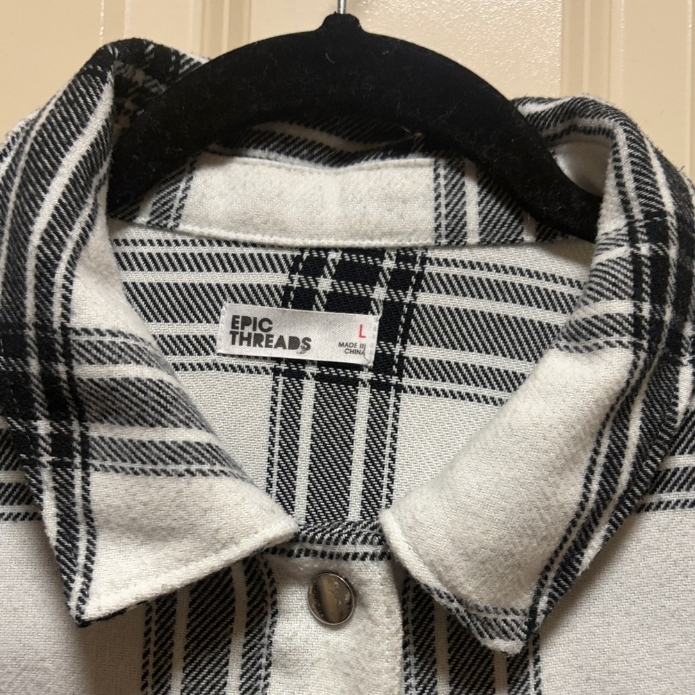 Epic Threads Black & White Plaid Collar Button-Up Shacket (1)